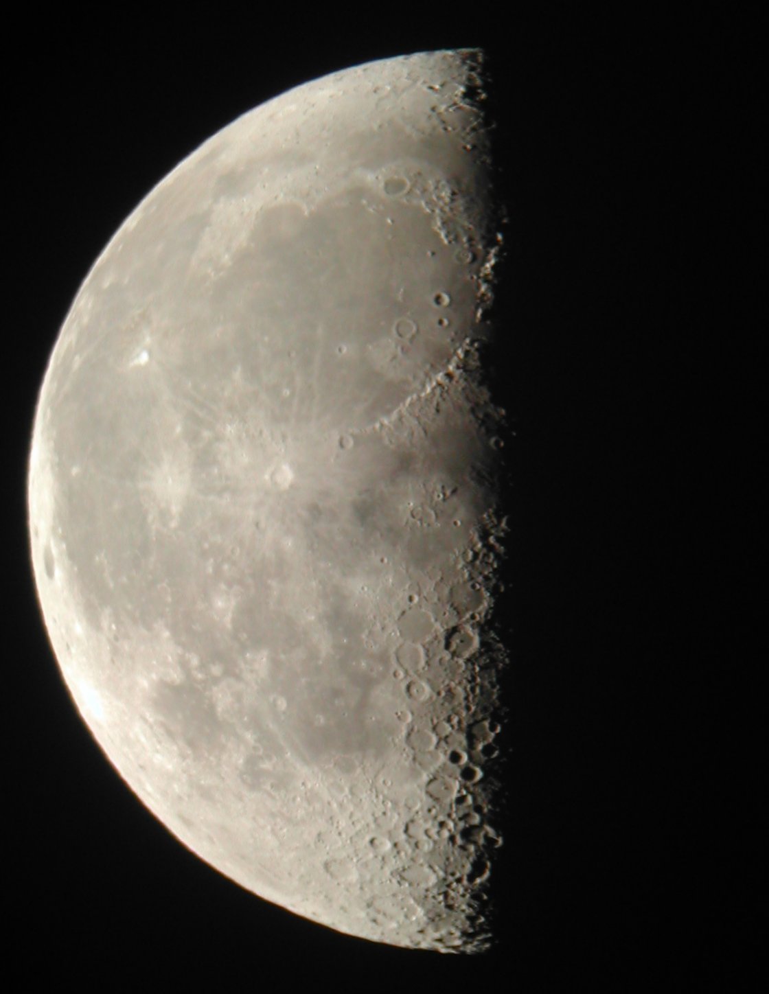21 февраля 2024 года лунный. Луна днем. Освещенная сторона Луны. Луна днем фото. Луна 02.01.2010.